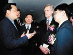 德国副总理在中国驻德国卢秋田大使陪同下考察我单位